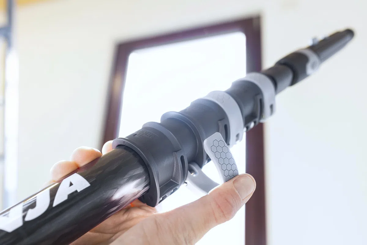 Unger Barra telescópica de Carbono Ninja (1,90 m, 4 Piezas, Tapa Antideslizante, compacta, Limpieza de Ventanas, Accesorio de Limpieza de Ventanas, Compatible con Accesorios) NCP19