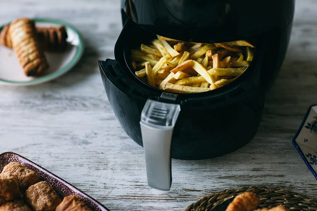 Family Care Freidora sin Aceite 3,5 Litros, Air Fryer, 1500W, 6 Programas, Pantalla LED Táctil, Tiempo y Temperatura regulable, Sin BPA/PFOA, Fácil Limpieza