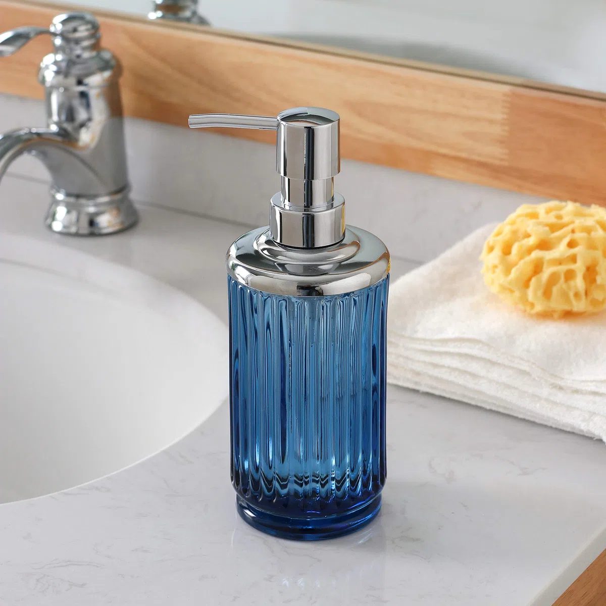 Juego de Accesorios de baño de Vidrio Azul decente de 4 Piezas con patrón Decorativo prensado – Incluye dispensador de jabón de Manos, Vaso, jabonera y Soporte para Cepillo de Dientes (Azul Cobalto)