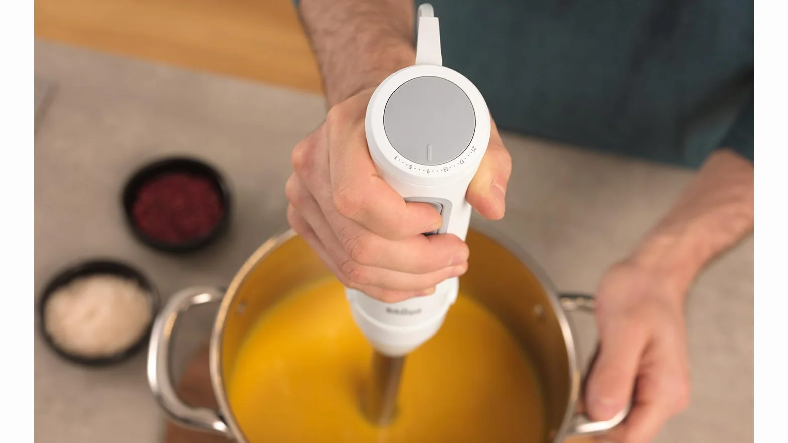 Braun Minipimer MultiQuick 5 - Batidora de mano con picadora y varilla para sopas, batidos y smoothies, 21 velocidades + Turbo, picadora 500ml, vaso medidor 600ml, 1000W, blanco (MQ50236M)