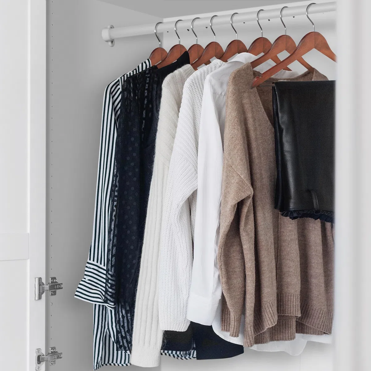 Casafield - 20 perchas de madera de nogal - Madera de loto premium con muescas y gancho giratorio cromado para ropa de vestir, abrigos, chaquetas, pantalones, camisas, faldas