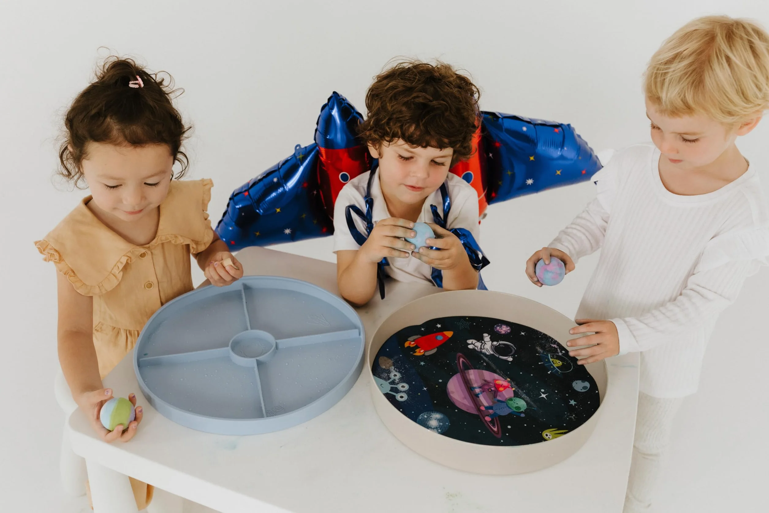 Jellystone Designs, Bandeja de juegos Tray Play 2 en 1 con tapa, juego sensorial para niños a partir de 3 años, fibra de bambú y melamina, azul suave, 35,5 x 6 cm