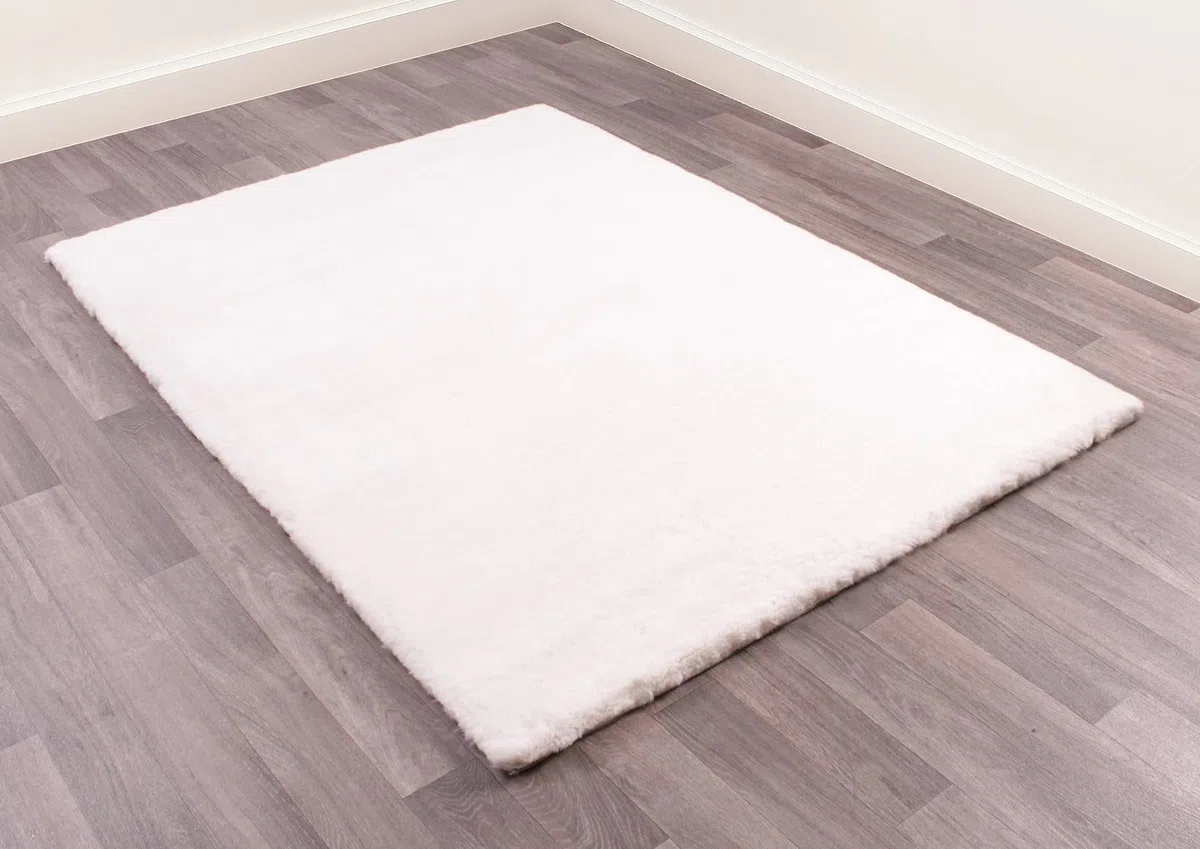 Luxe - Alfombra de piel sintética súper suave y esponjosa en color plateado, rosa rubor, marfil, carbón, beige, rojo y natural (120 x 170 cm)