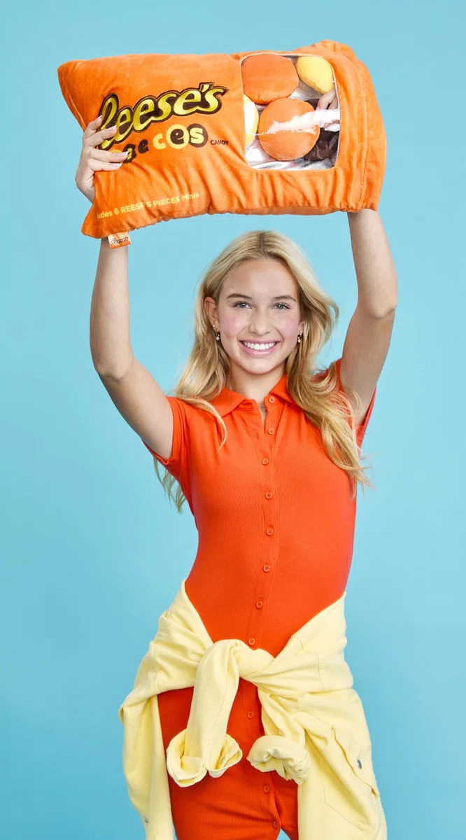 iscream Reese's Pieces - Juego de almohadas de 19 x 11 pulgadas con piezas de Reese