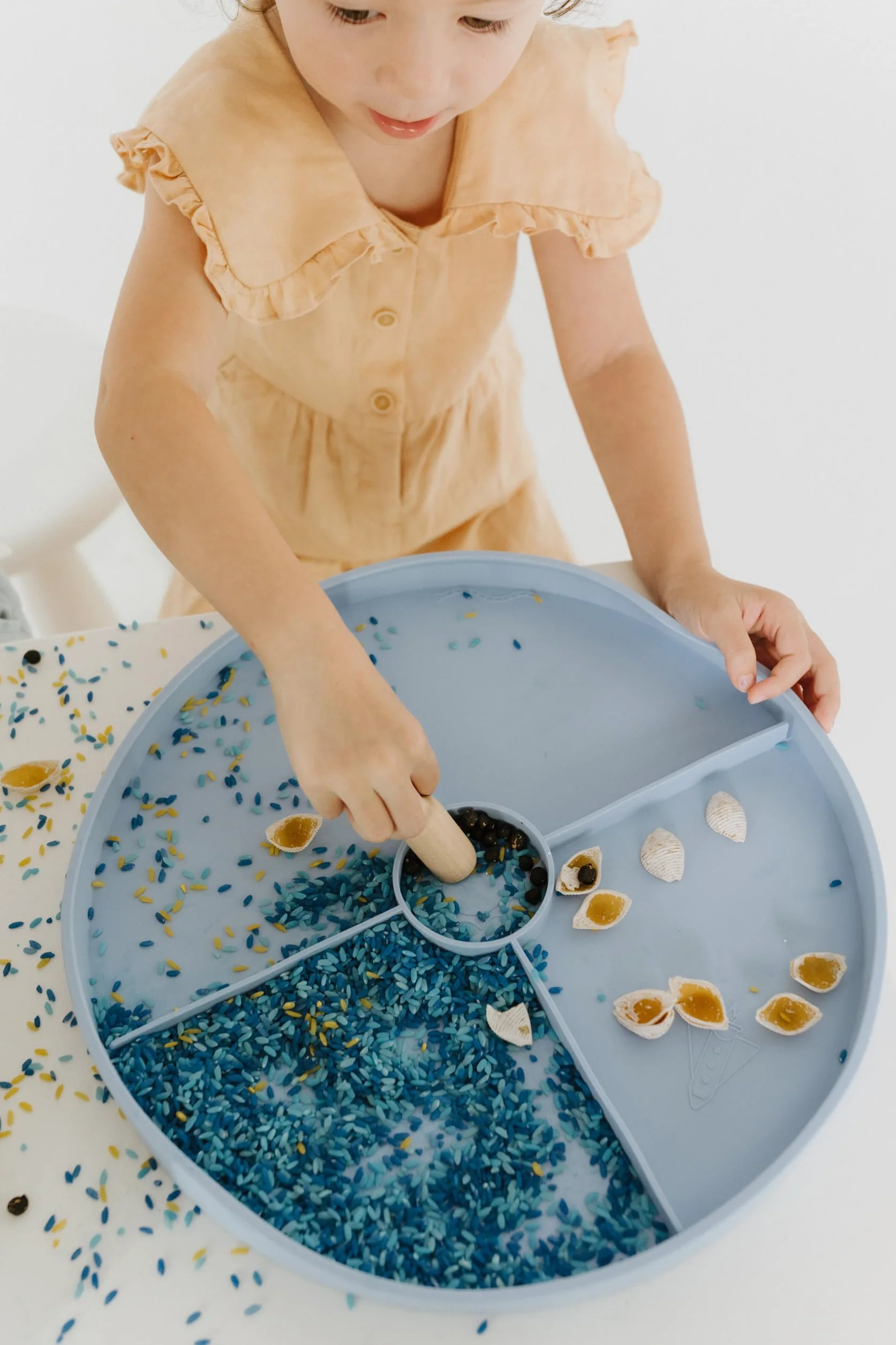 Jellystone Designs, Bandeja de juegos Tray Play 2 en 1 con tapa, juego sensorial para niños a partir de 3 años, fibra de bambú y melamina, azul suave, 35,5 x 6 cm