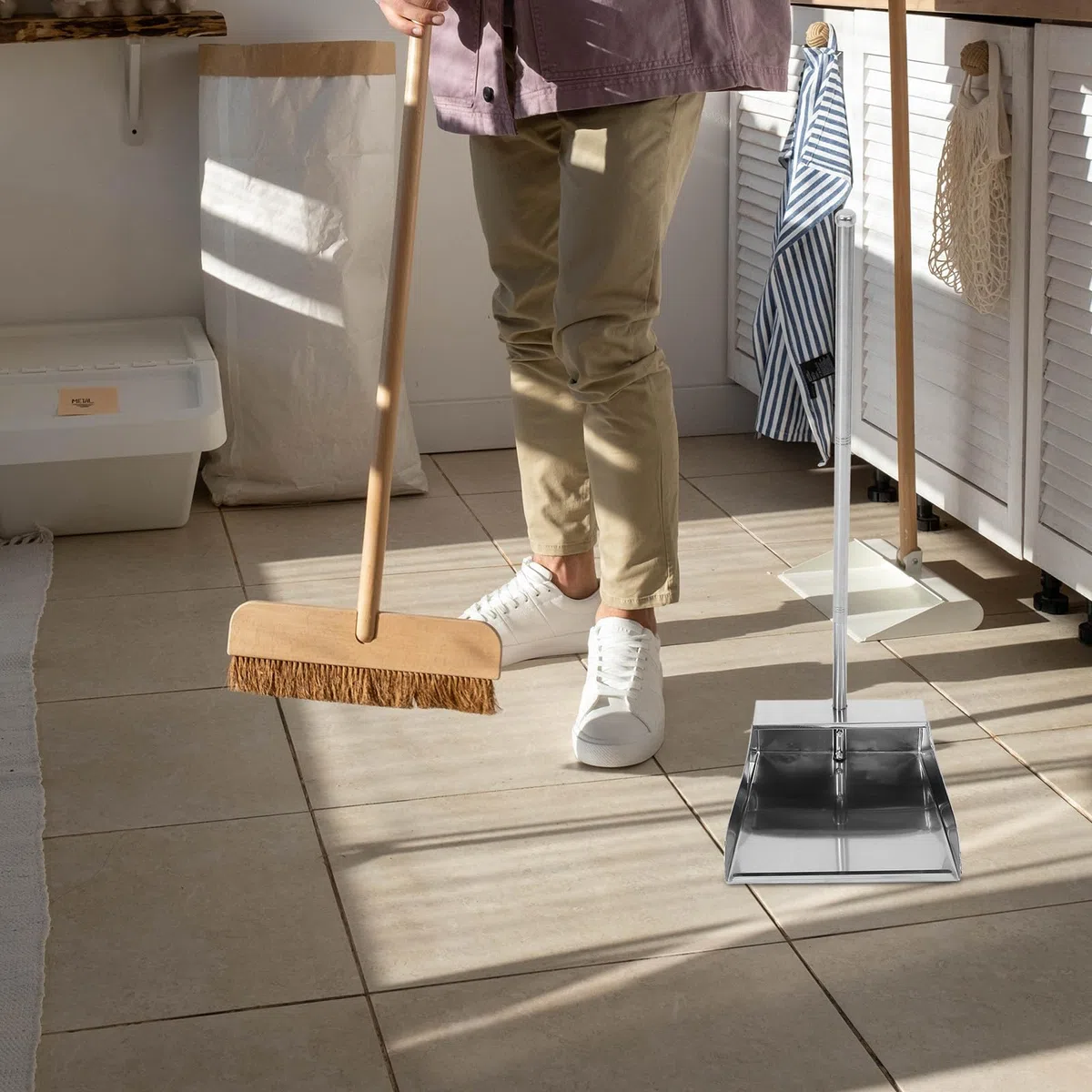 Pala Recogedor de Basura de Acero Inoxidable con Mango Ergonómico Gran Capacidad y Diseño Elegante para Limpieza Doméstica y Oficina Práctico Utensilio de Hogar Resistente y Fácil