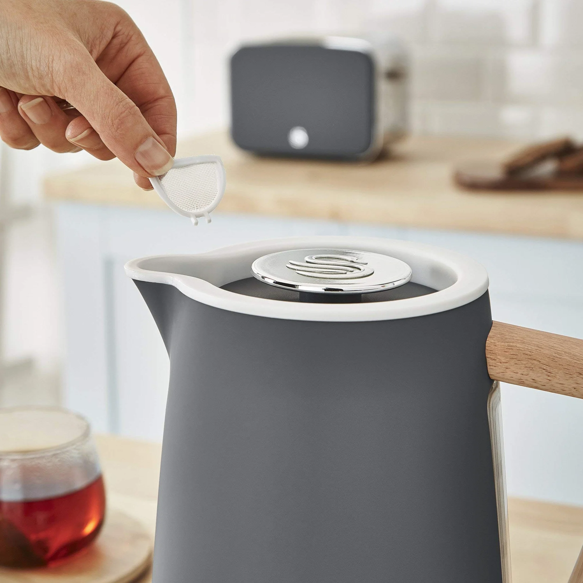 Swan Nordic Set Desayuno Hervidor de agua inalámbrico 1,7L 2200W, Tostadora Pan ranura ancha 2 rebanadas, 3 funciones, diseño moderno, efecto madera, gris