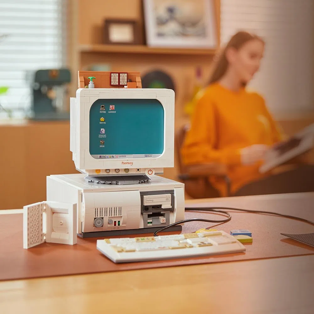 PAN TASY BRICKKK Ordenador Retro, Set de Bloques para Adultos | Modelo clásico de sobremesa con teclado, pantalla y detalles nostálgicos, pieza decorativa para construir y exponer