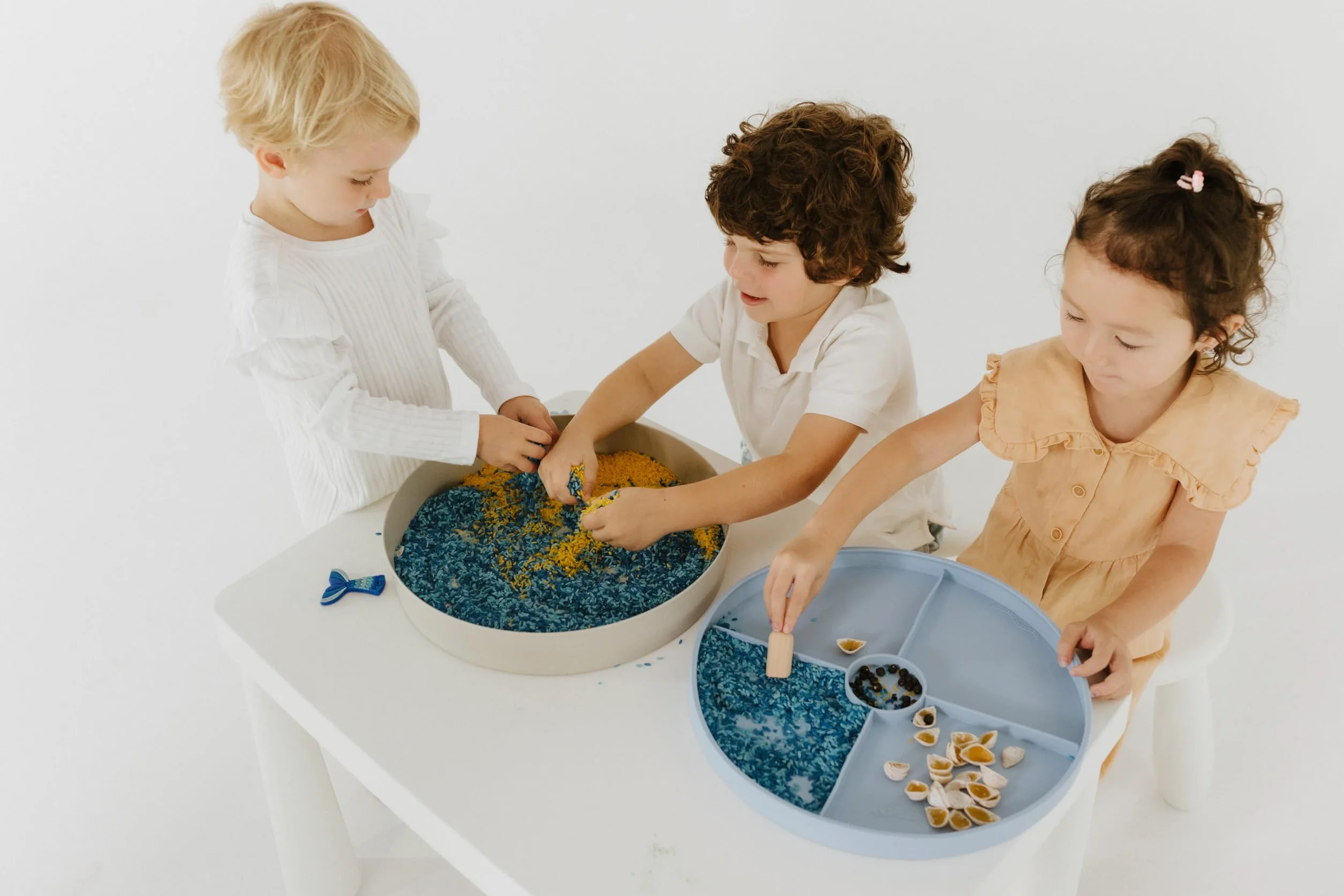 Jellystone Designs, Bandeja de juegos Tray Play 2 en 1 con tapa, juego sensorial para niños a partir de 3 años, fibra de bambú y melamina, azul suave, 35,5 x 6 cm