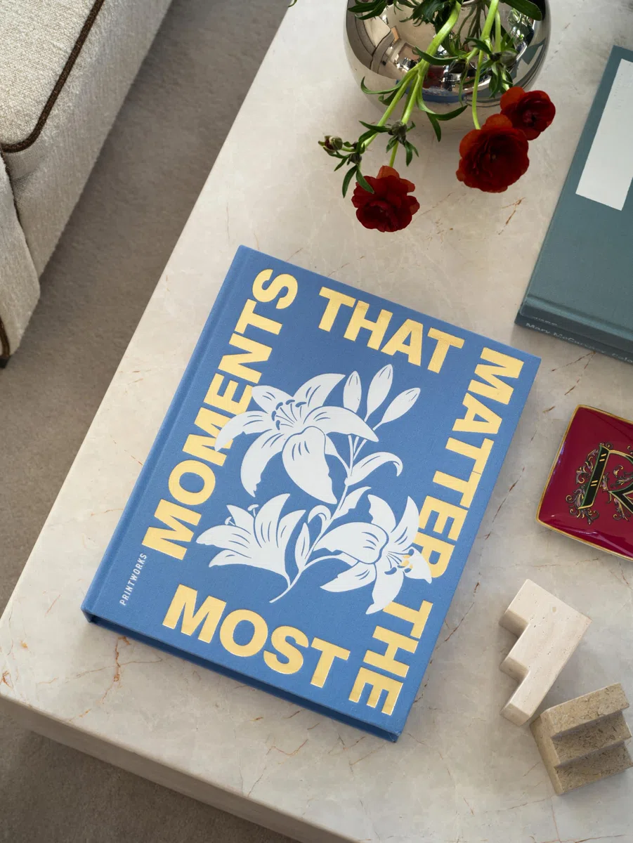 Printworks Moments that Matter the Most - Álbum de fotos de 4 x 6 pulgadas, elegante libro de mesa de café azul cielo para fotos y notas, libro de recuerdos grande de 30 páginas, idea de regalo
