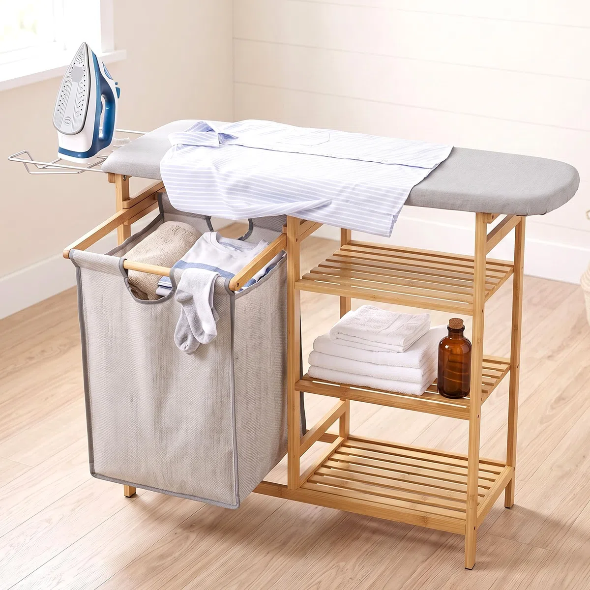 HOMCOM Cesto de Ropa Sucia 57,4L con Tabla de Planchar 113x34x82 cm Natural | Cesta Ropa Sucia de Bambú, Soporte para Plancha, 3 Estantes, Bolsa Extraíble, Estantería de Baño para Lavandería
