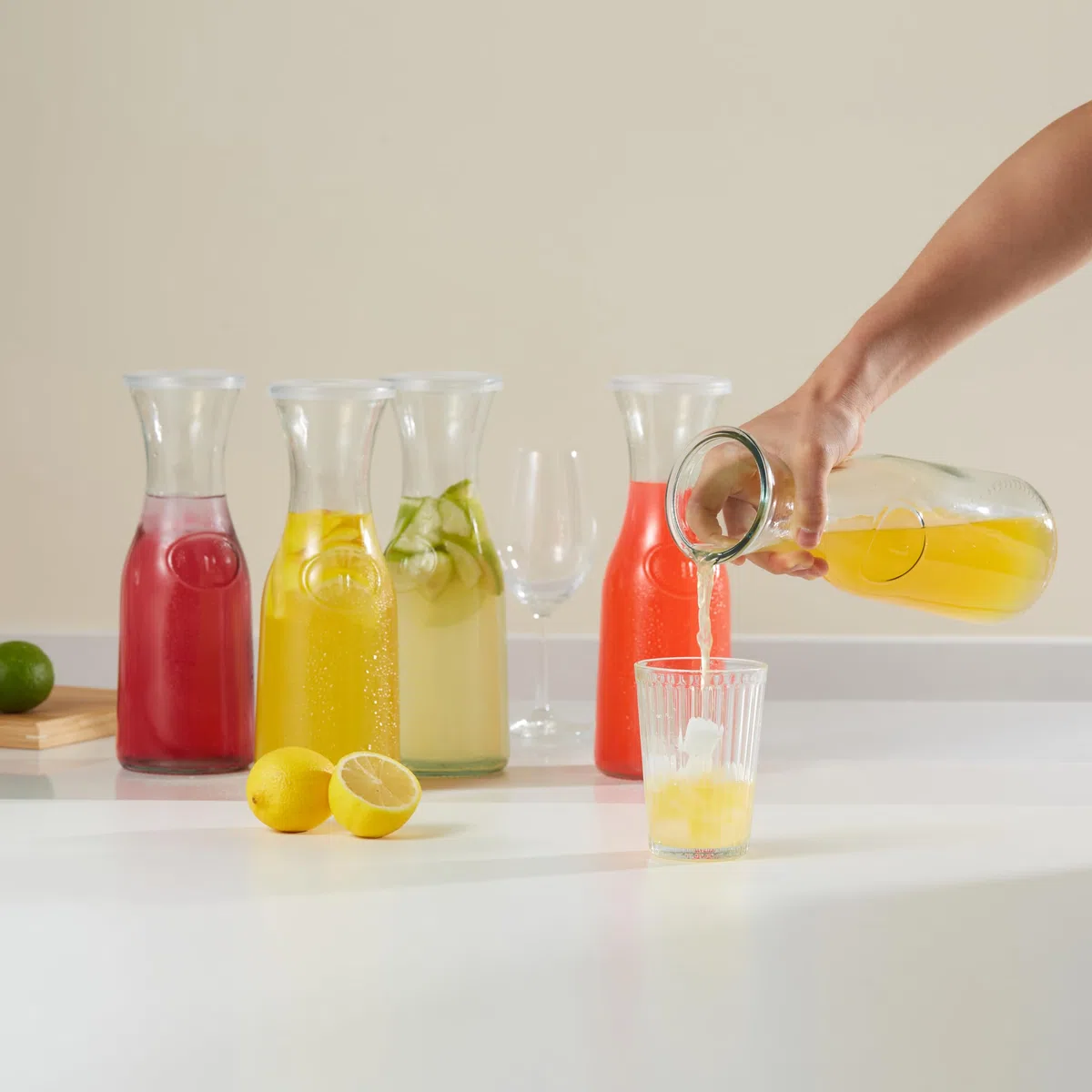 Kook Jarra de vidrio, suministros de barra Mimosa, jarras con tapa, jarra de agua de vidrio, dispensadores de bebidas para fiestas, té, vino y jugo, tapas de plástico, aptas para lavavajillas, 35