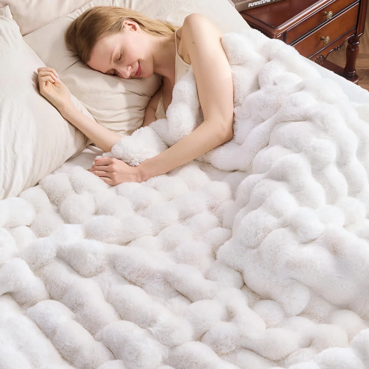 YBIKE Manta de Piel de Conejo Falsa, Suave y Peludo Mantas para Cama 150 x 130cm, Lujosa y Cálida Manta Decorativa Reversible para Cama, Sofá, Sillón o Butacas (Beige)