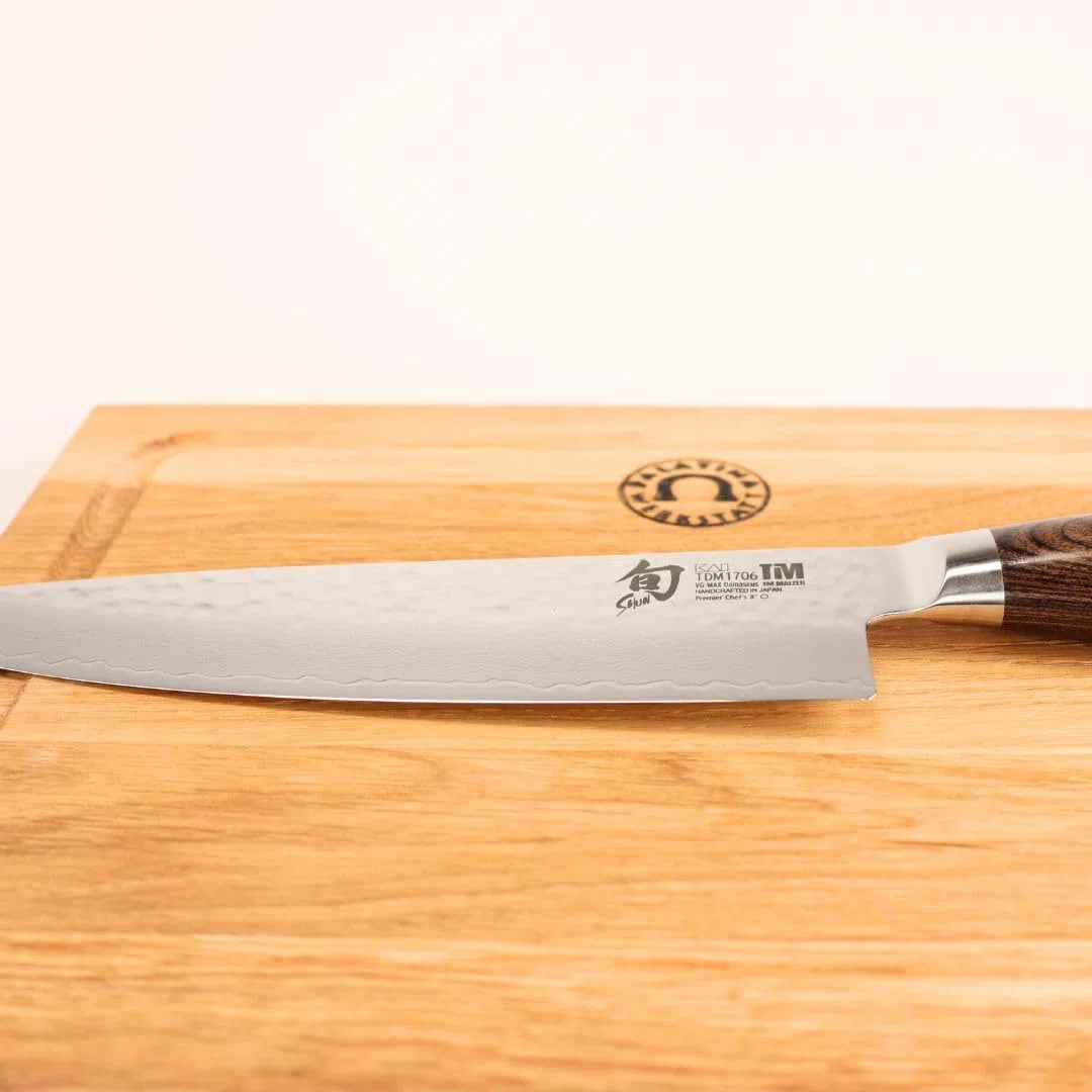 KAI Shun – Cuchillo de chef Tim Mälzer Premier TDM 1706 – Cuchillo japonés ultraafilado + tabla de cortar 100% hecha a mano única, 30 x 22 cm