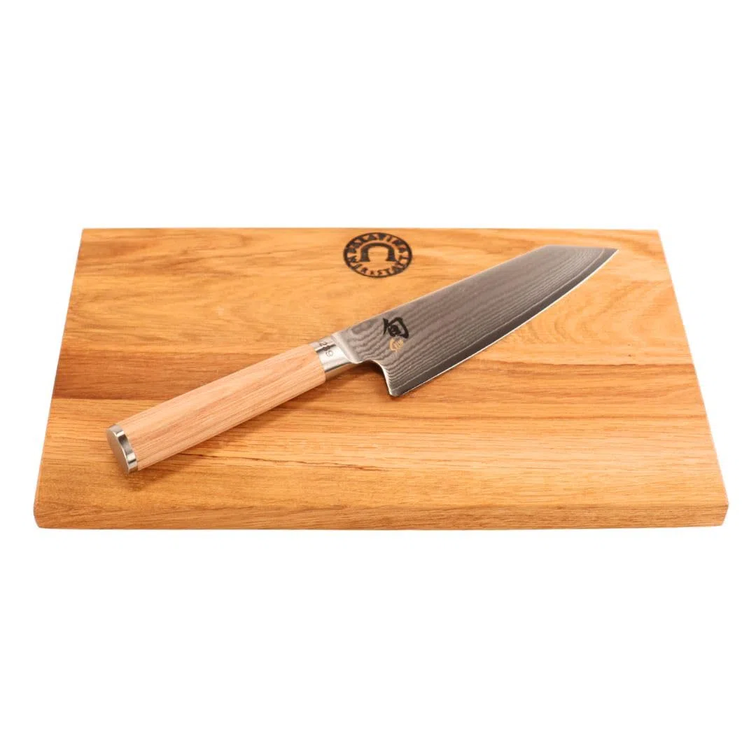 Kai Shun Classic White Kiritsuke DM-0777W - Cuchillo de damasco de edición limitada (5555 unidades) + tabla de cortar roble 30 x 20 cm, cuchillo de chef japonés con damasco de 32 capas, pulido por