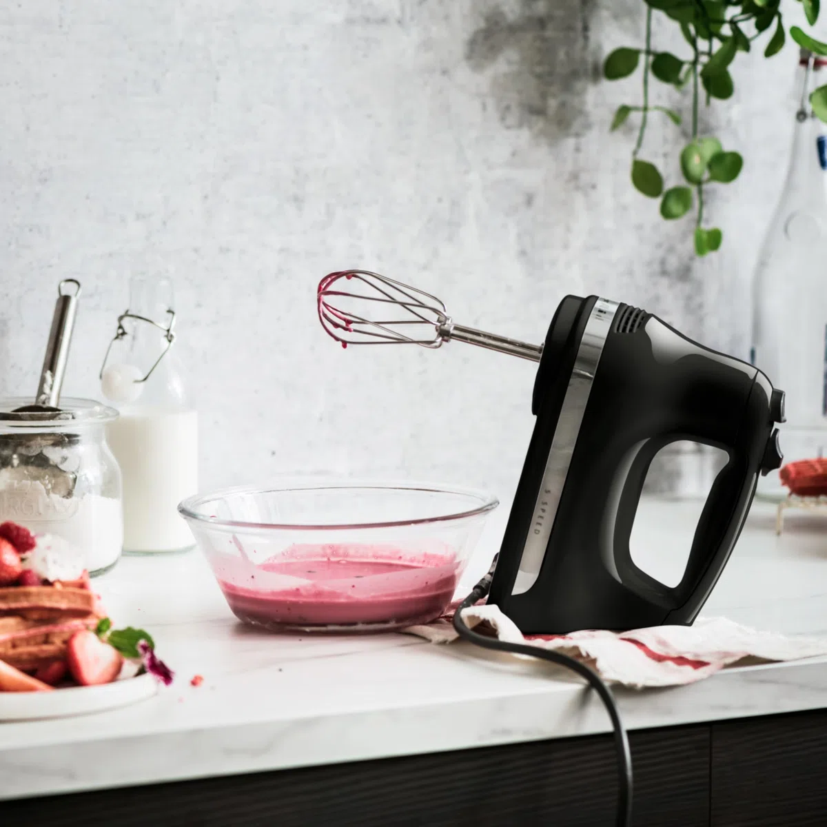 KitchenAid Batidora de Varillas Clásica 5 Velocidades, Motor DC Silencioso 85W, Varillas Turbo y Batidor 16 Hilos en Acero Inox, Bate, Mezcla y Remueve, Expulsión con un Toque, Onyx Black