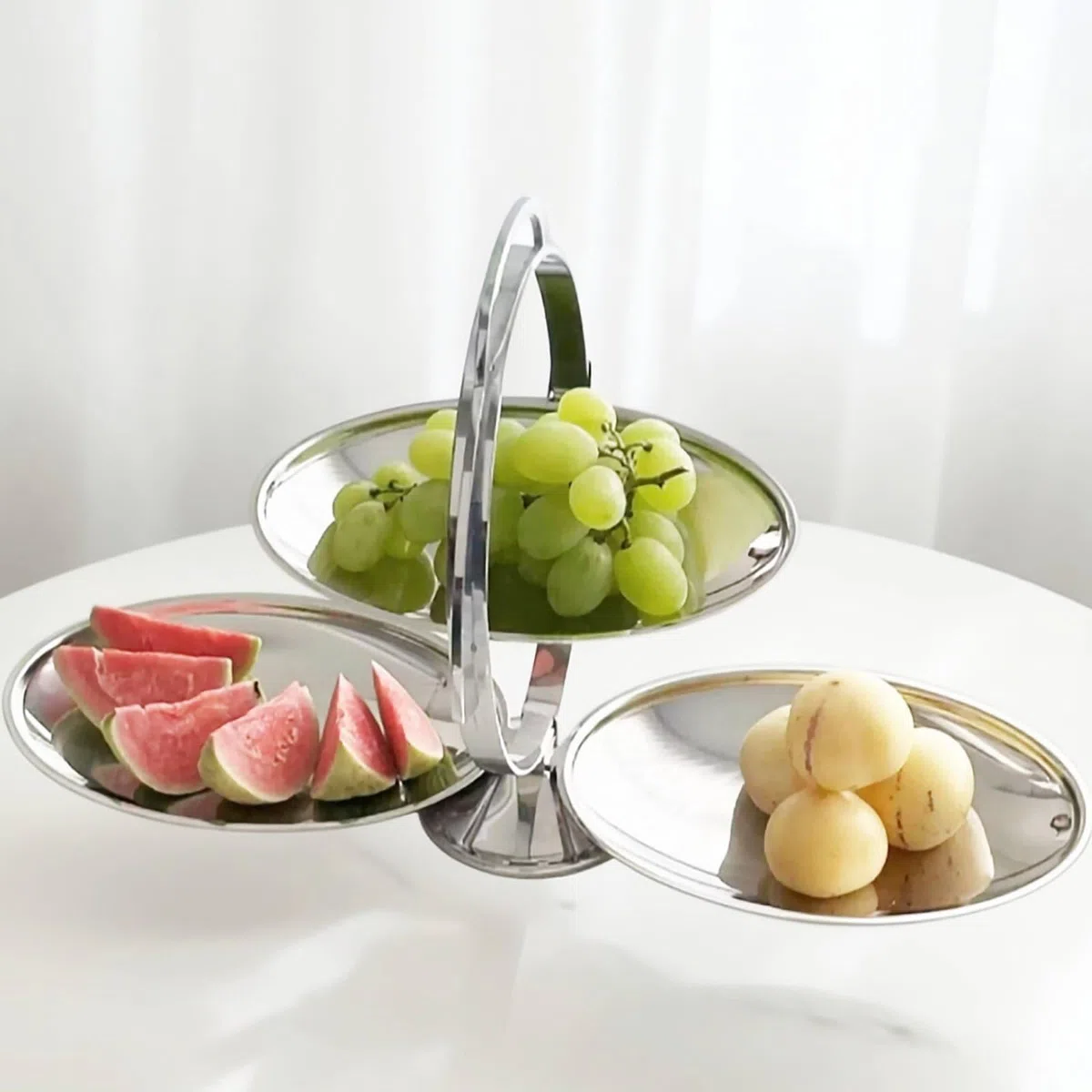 Bandeja de Acero Inoxidable con Compartimentos para Servir Alimentos Frescos Tapas Platos Pequeños y Repostería Estructura Compacta Plegable Adecuada, 20-10-28cm, Cerrado