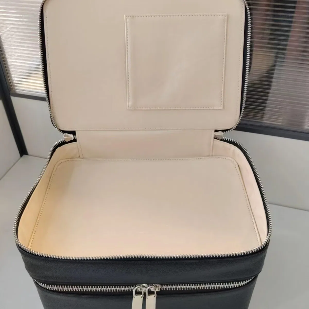 Soporte para cosméticos de viaje de PU, moderno, con áreas separadas para cepillos y artículos diarios, caja de maquillaje de carcasa