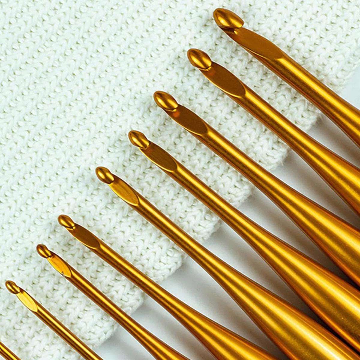 Juego de ganchos de ganchillo desmontables de alúmina de varios tamaños con mango de madera corto para mejorar la durabilidad, estuche incluido para manualidades