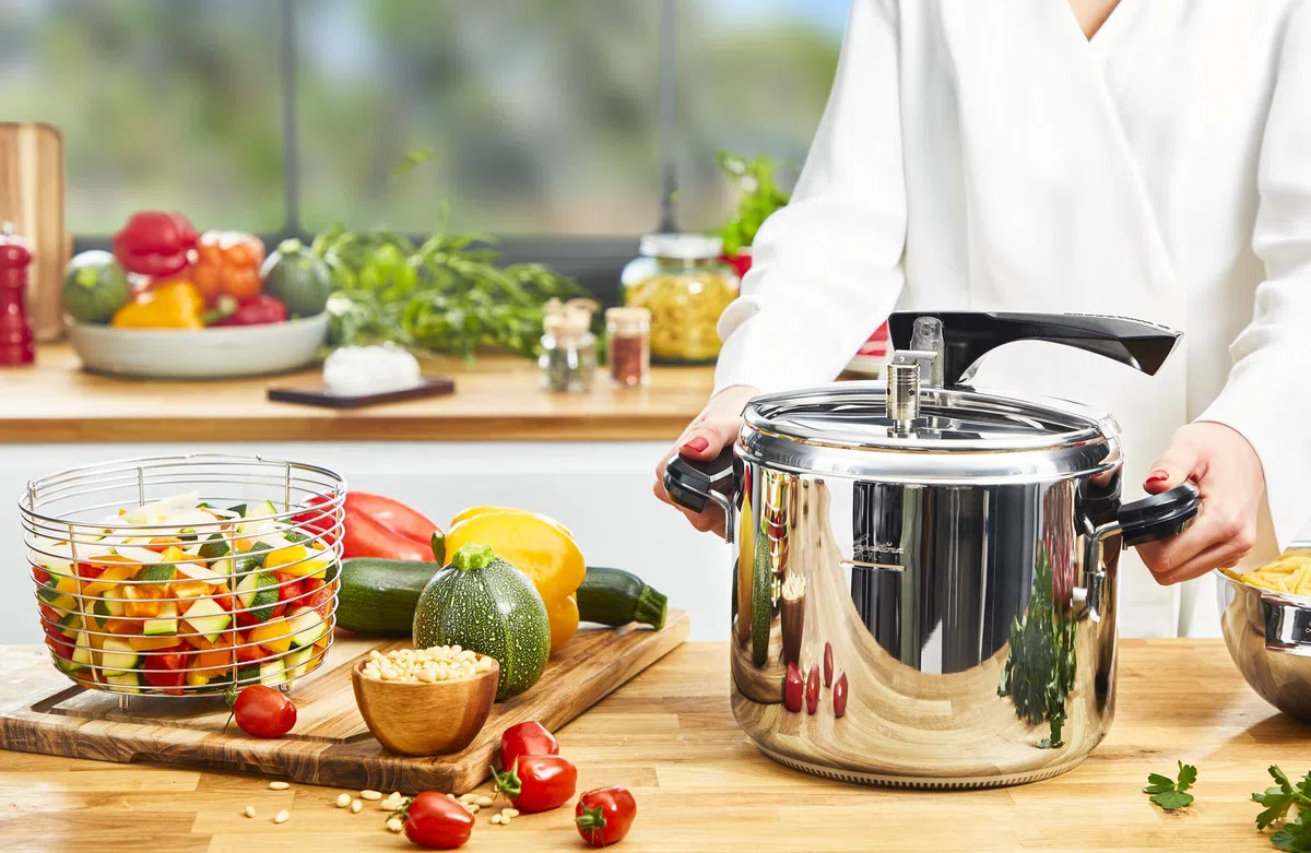 Lagostina - Olla a presión La Classica Lagofusion, olla a presión Ø 26 cm, capacidad 12 L, con cesta, receta y ecodosis, asas de baquelita, válvula de peso y fondo Lagofusion