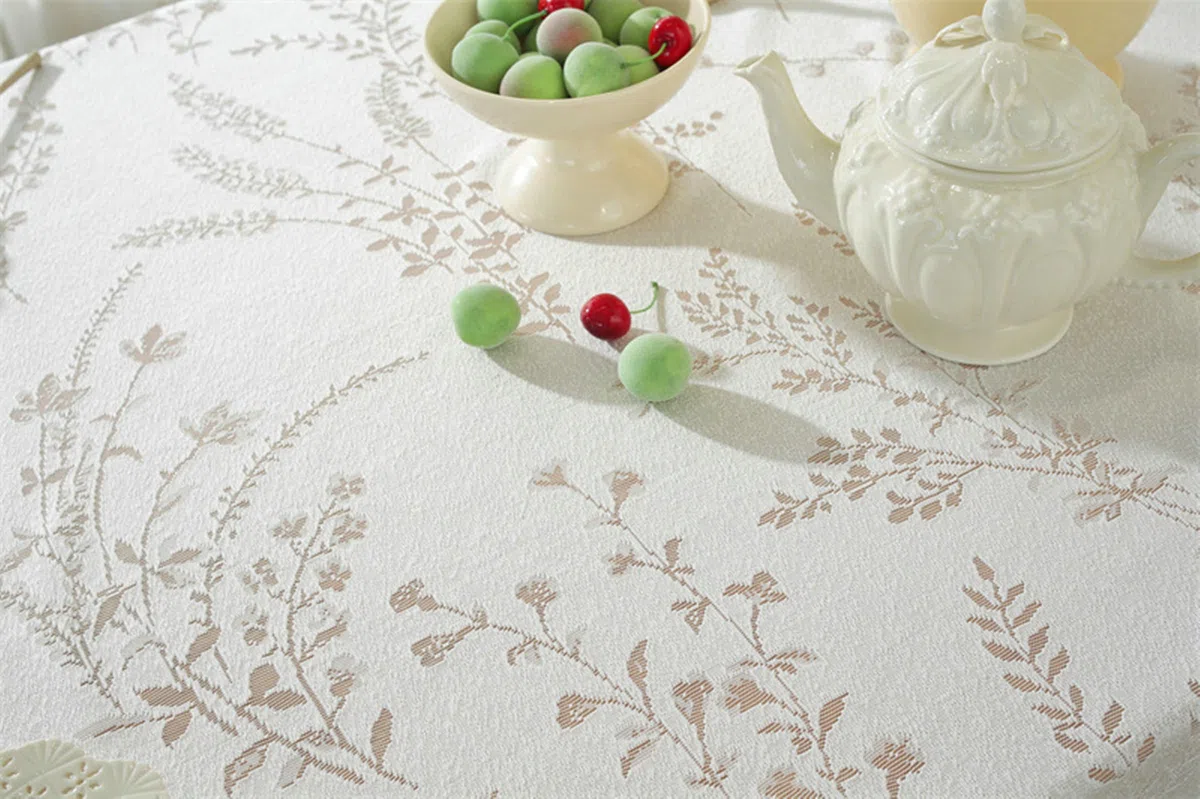 Gualiy Mantel de Mesa Rectangular Poliester, Mantel de Mesa 140 x 300 cm Manteles de Mesa Antimanchas Hojas Estampadas con Borde Ondulado Mantel para Mesa Comedor, Blanco