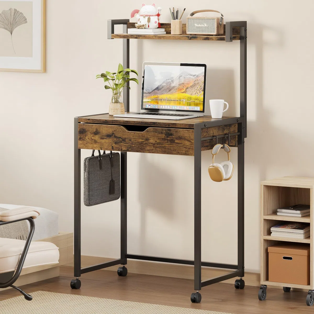 Bestier Pequeña mesa de ordenador de 64 cm con espacio de almacenamiento y cajones, adecuada para estudio, dormitorio, salón y espacios compactos (negro)