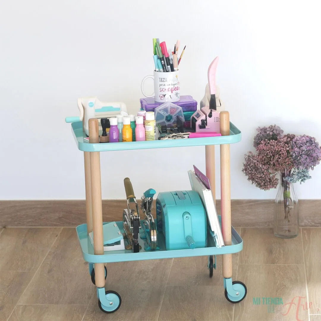 Craftelier - Carrito Auxiliar de Organización con Ruedas - Diseño de Madera con 2 Bandejas Metálicas para Almacenaje de Objetos de Manualidades, Costura Rosa | 63 x 56 x 35,5 cm