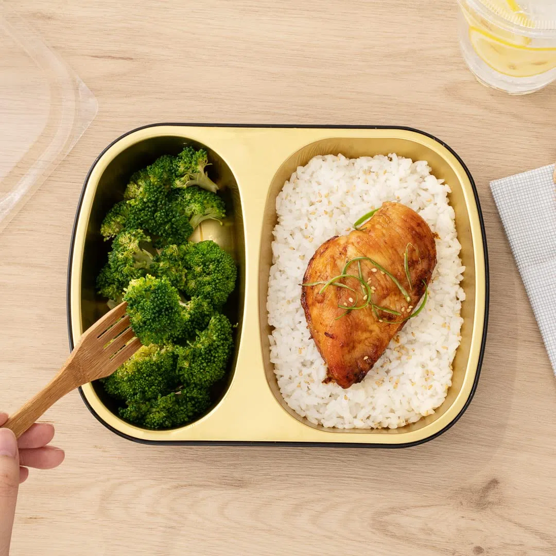 Restaurantware Foil Lux - Recipientes de aluminio para alimentos de 28 onzas, 100 bandejas rectangulares de aluminio, las tapas se venden por separado, 2 compartimentos, recipientes de aluminio negro