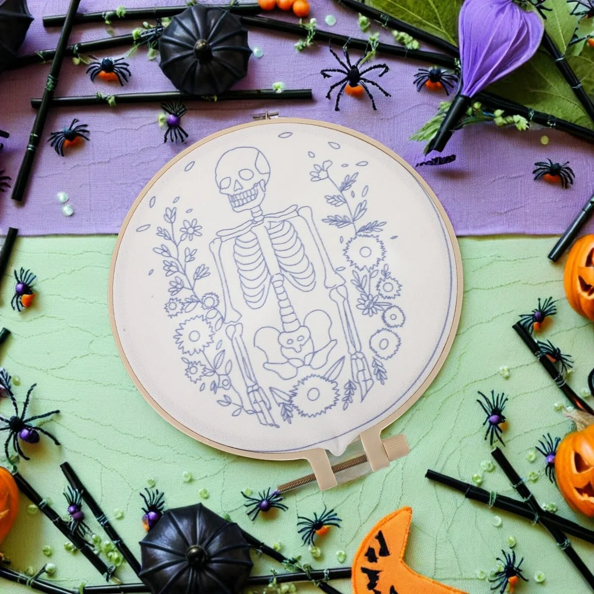 MUELODSIC Kit de Bordado DIY de Halloween para Principiantes 4 Patrones con Hilos Incluidos Tela para Bordar Juego Completo para Manualidades Creativas y Decoración Festiva