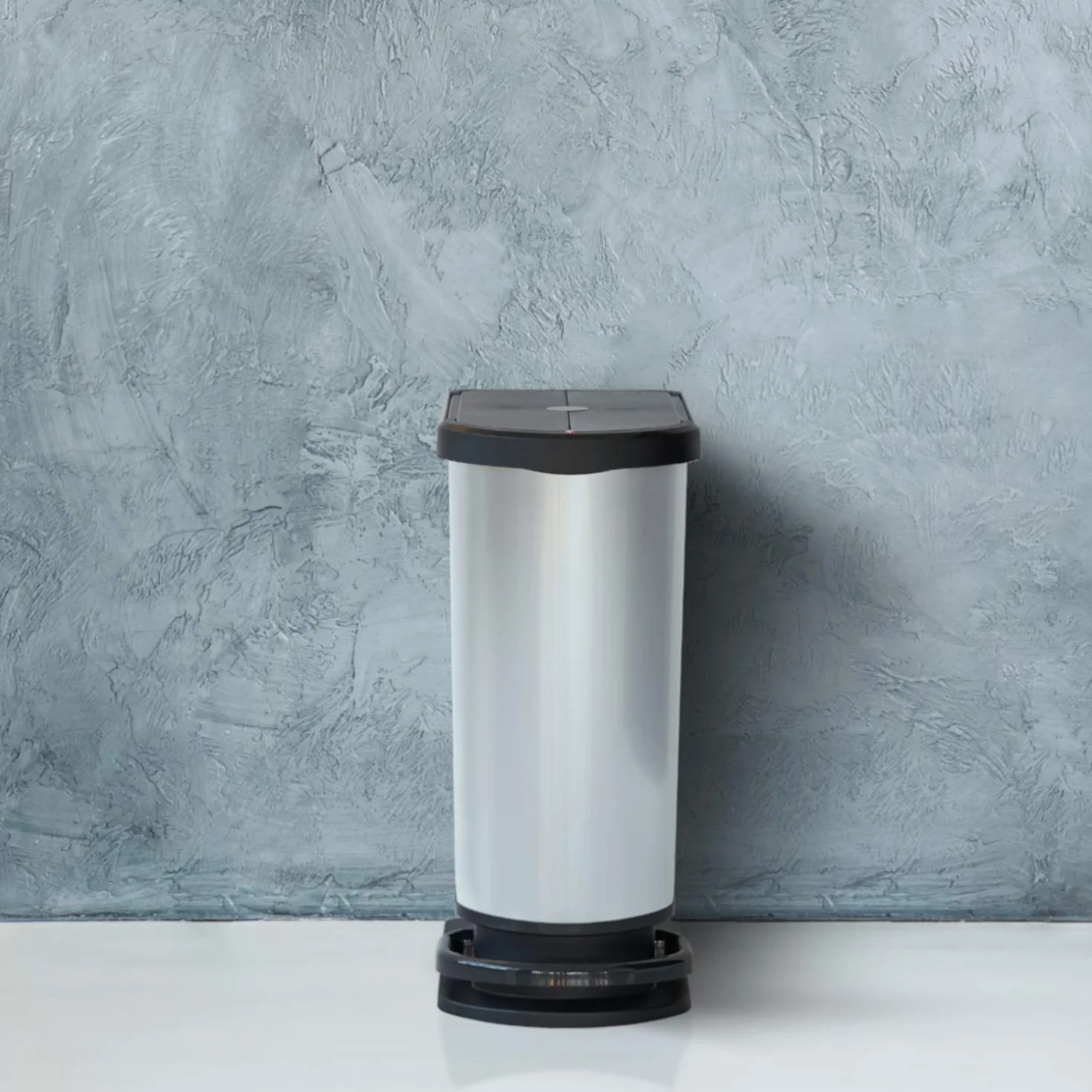 Rotho Cubo de basura Paso de 50 litros para separación de residuos con tapa y pedal, plástico (PP) sin BPA, plateado metálico, 50 l (44,0 x 29,0 x 67,0 cm)