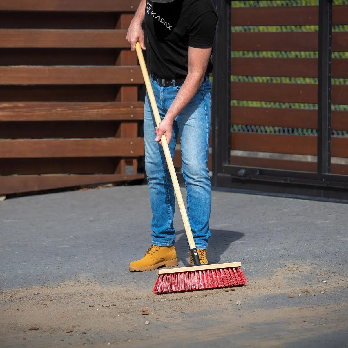 KADAX Barredora de limpieza con mango de madera, cabeza ancha y cepillos largos y rígidos, barredora exterior para barrido de entradas, bordillos y suelos de garaje (rojo, 40 cm)