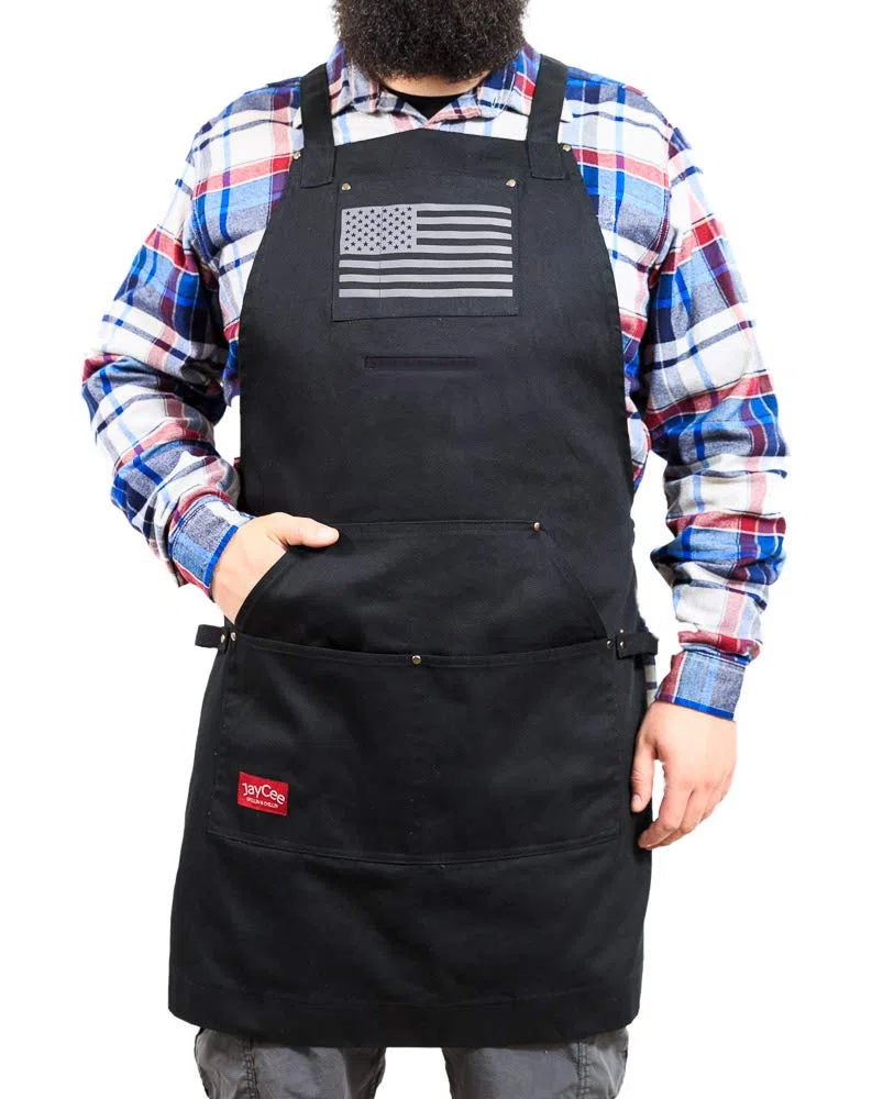 JayCee Delantal para barbacoa, parrilla, chef, pasatiempos y taller, 5 bolsillos, espalda cruzada, 2 trabillas para herramientas/toallas, algodón de 10 onzas, día del padre, Negro con bandera.